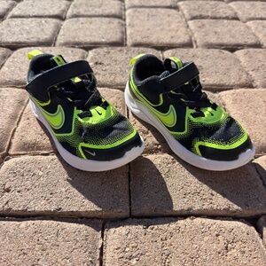 Nike Cosmic Runner Sneakers